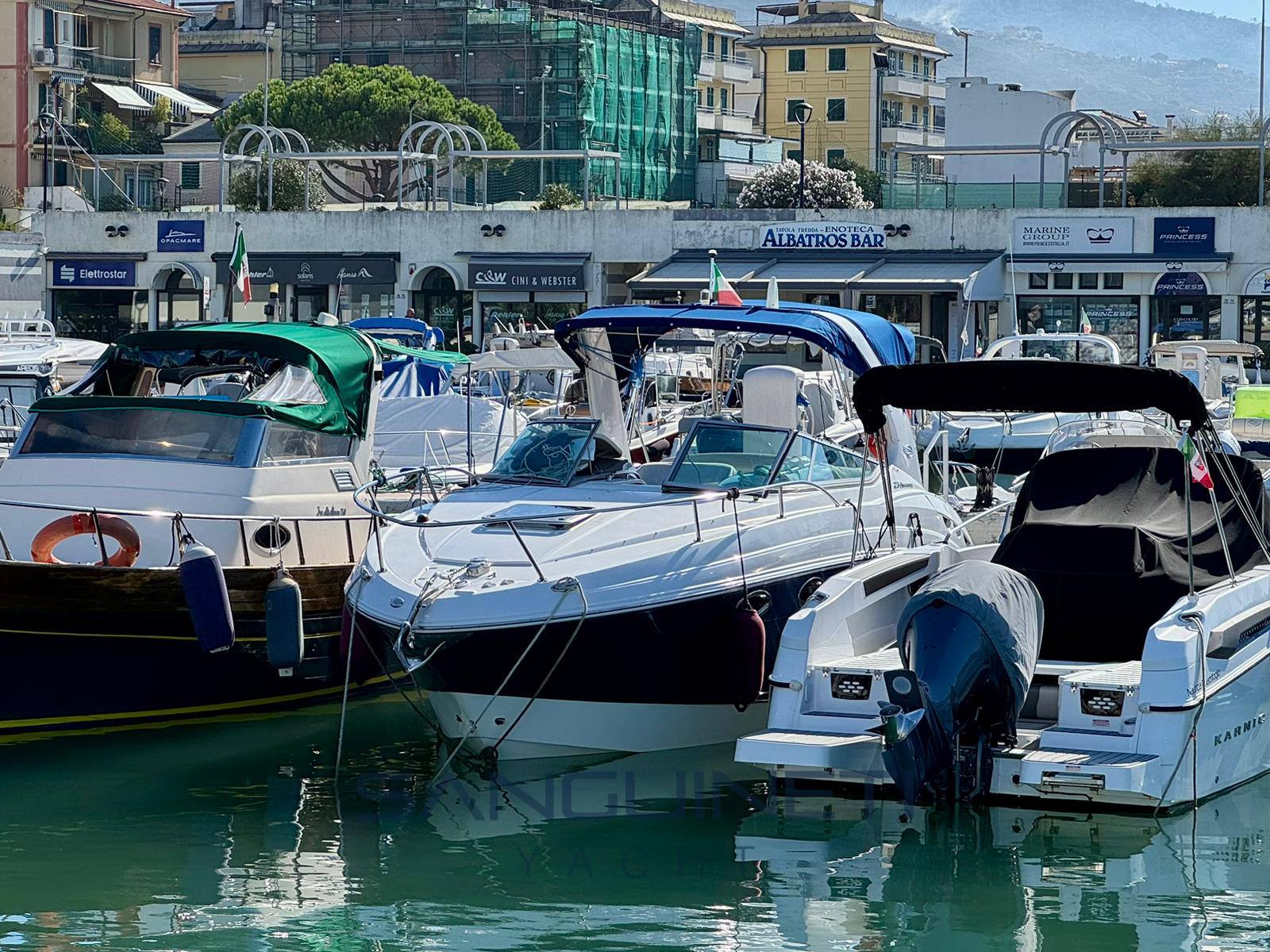 Chaparral Signature 270 Express cruiser used