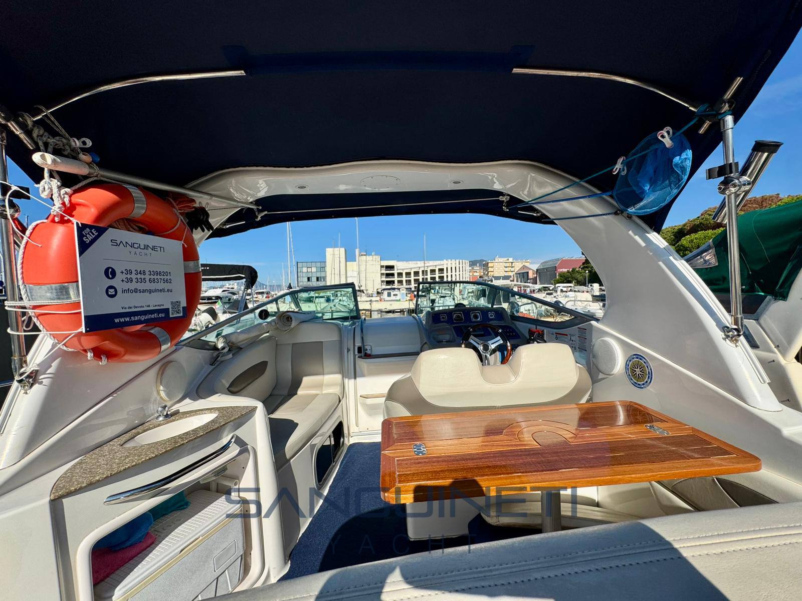 Chaparral Signature 270 Express cruiser