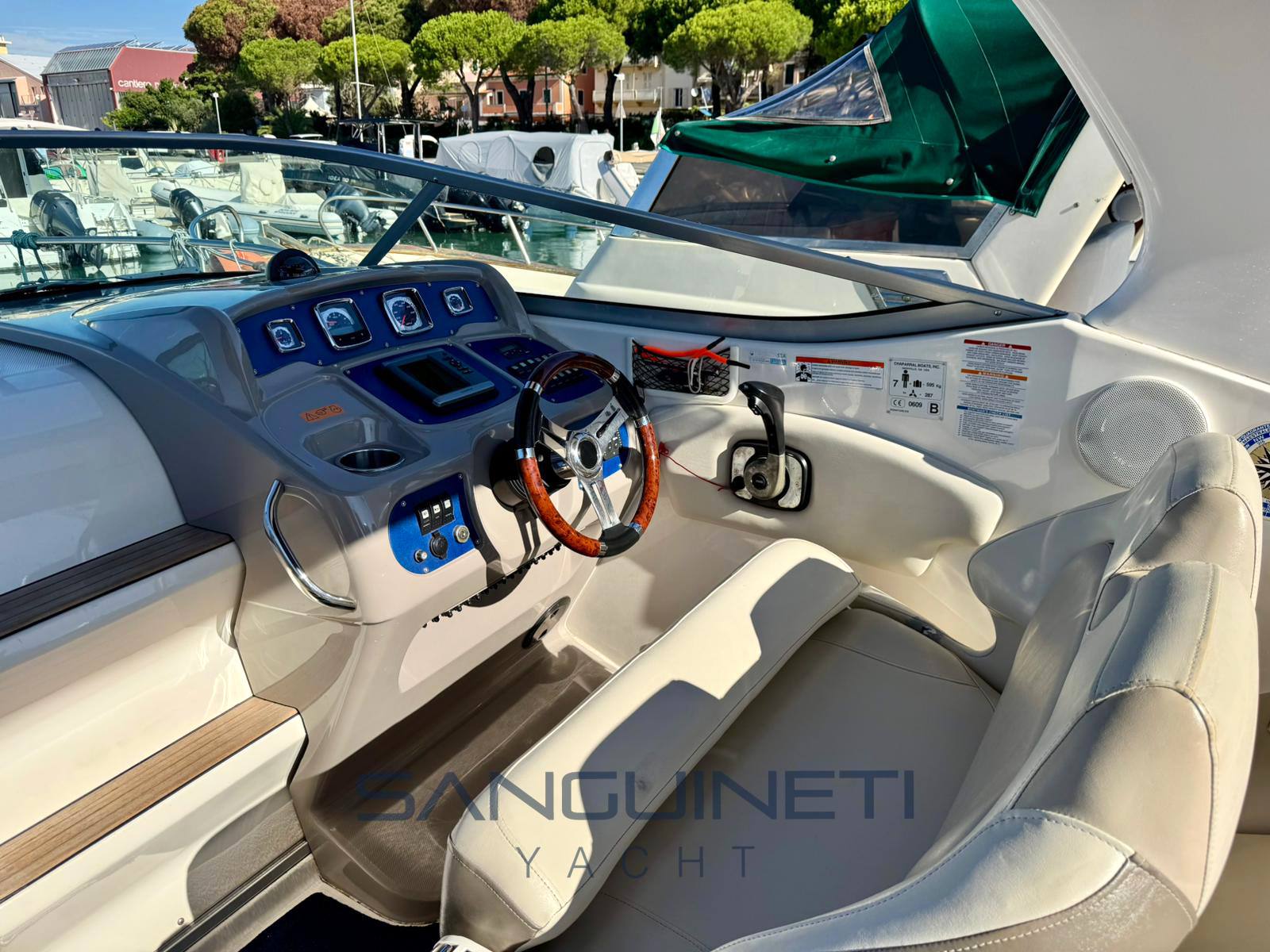 Chaparral Signature 270 Express cruiser used