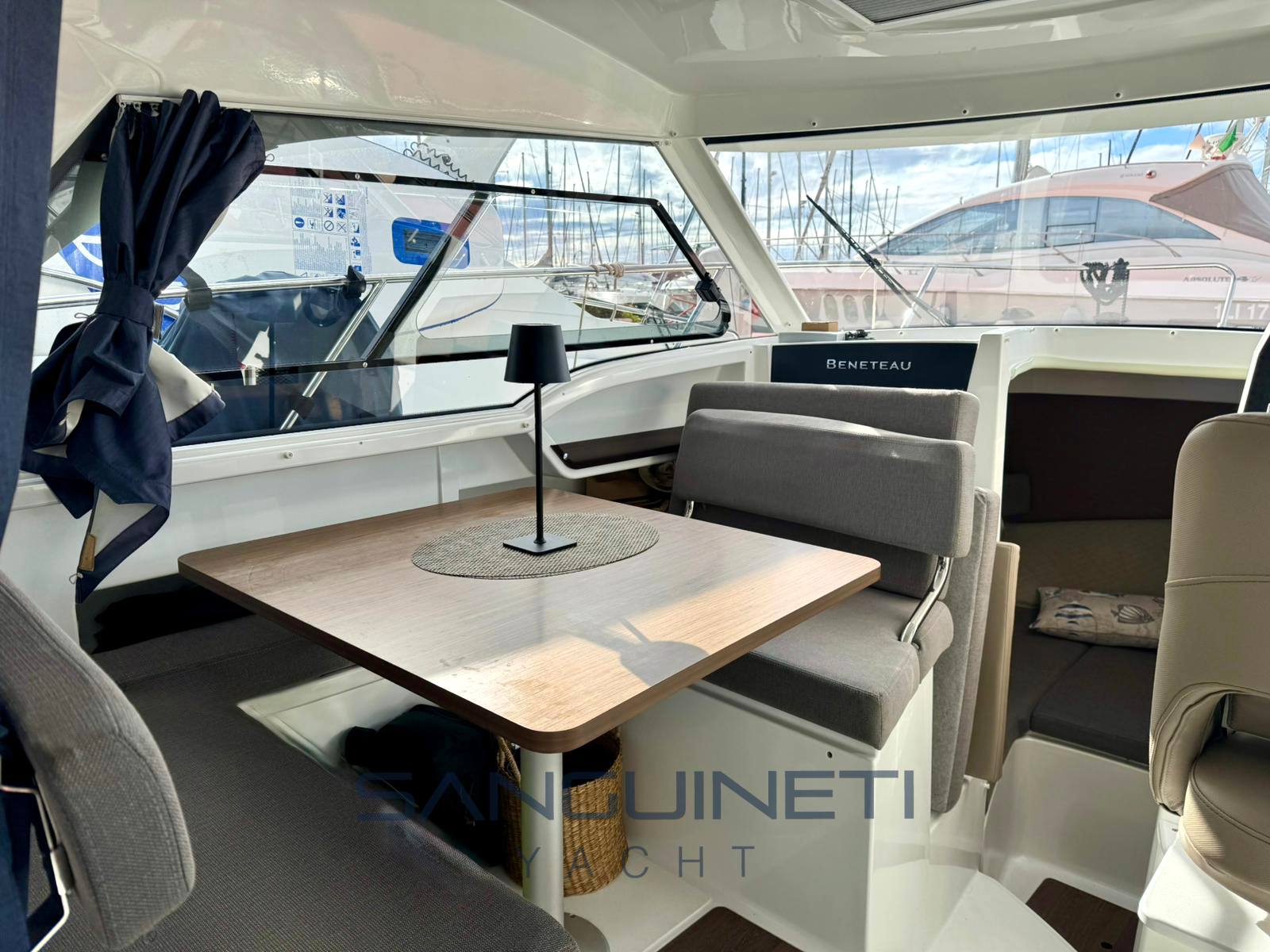 Beneteau Antares 8 bateau à moteur