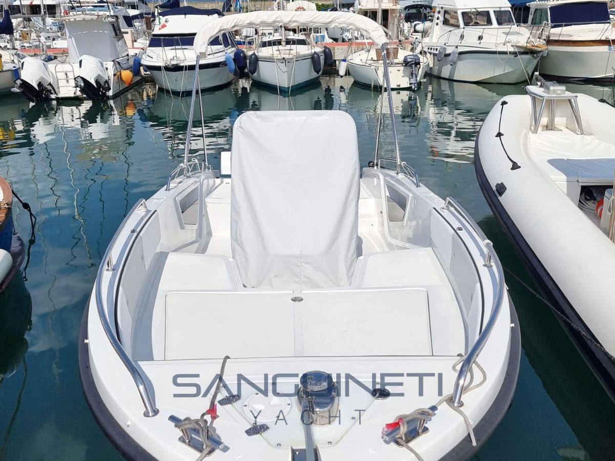 Trimarchi Petra 670 一天巡洋舰