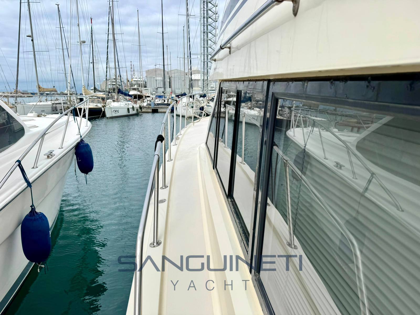 Hatteras 50 convertible Bateau à moteur nouveau en vente