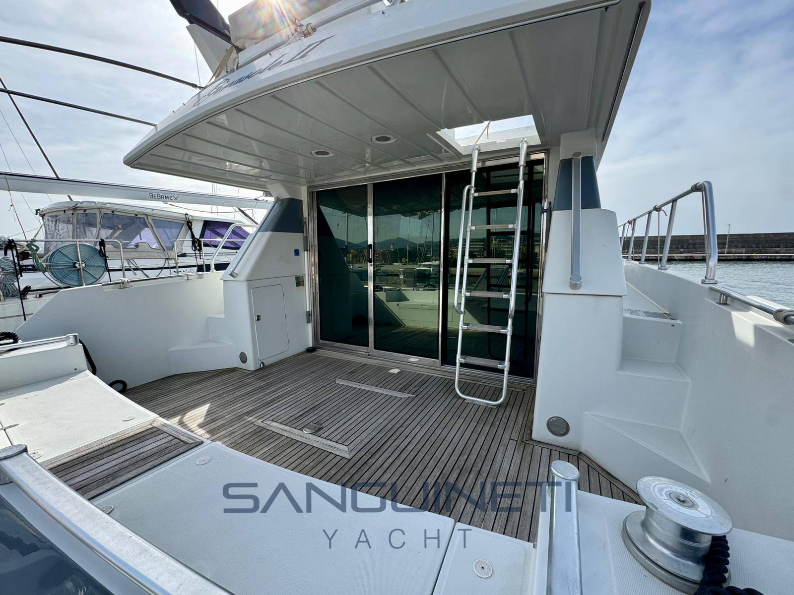 Mochi 44 fly Flybridge