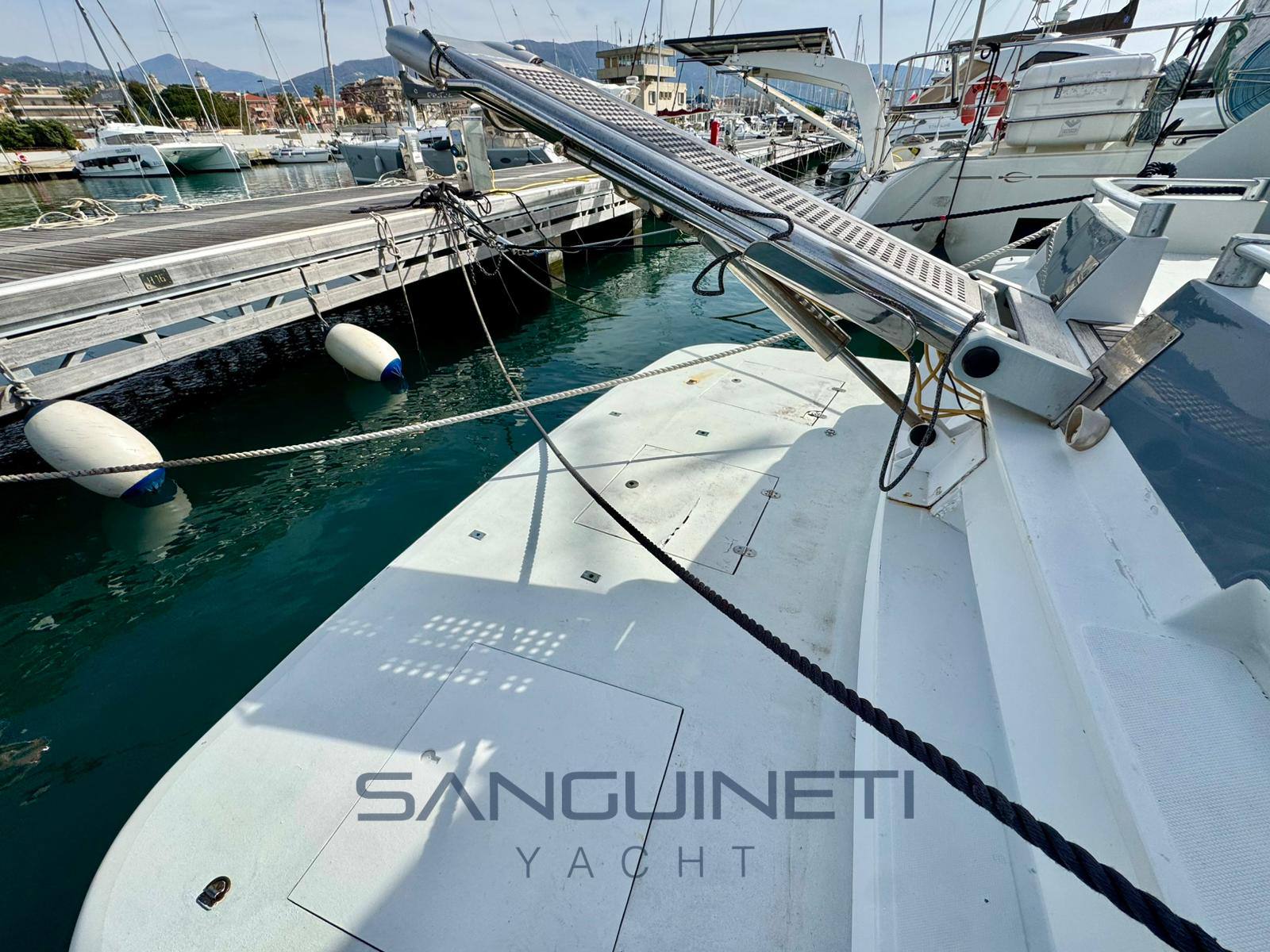 Mochi 44 fly Flybridge usado