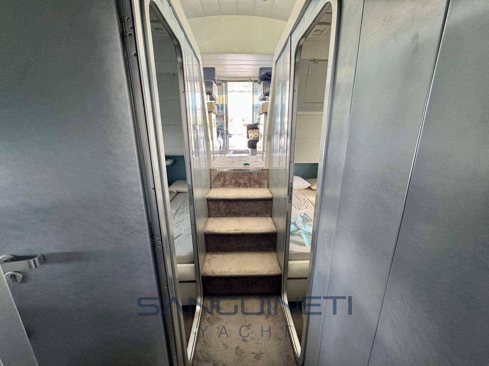 Mochi 44 fly Flybridge