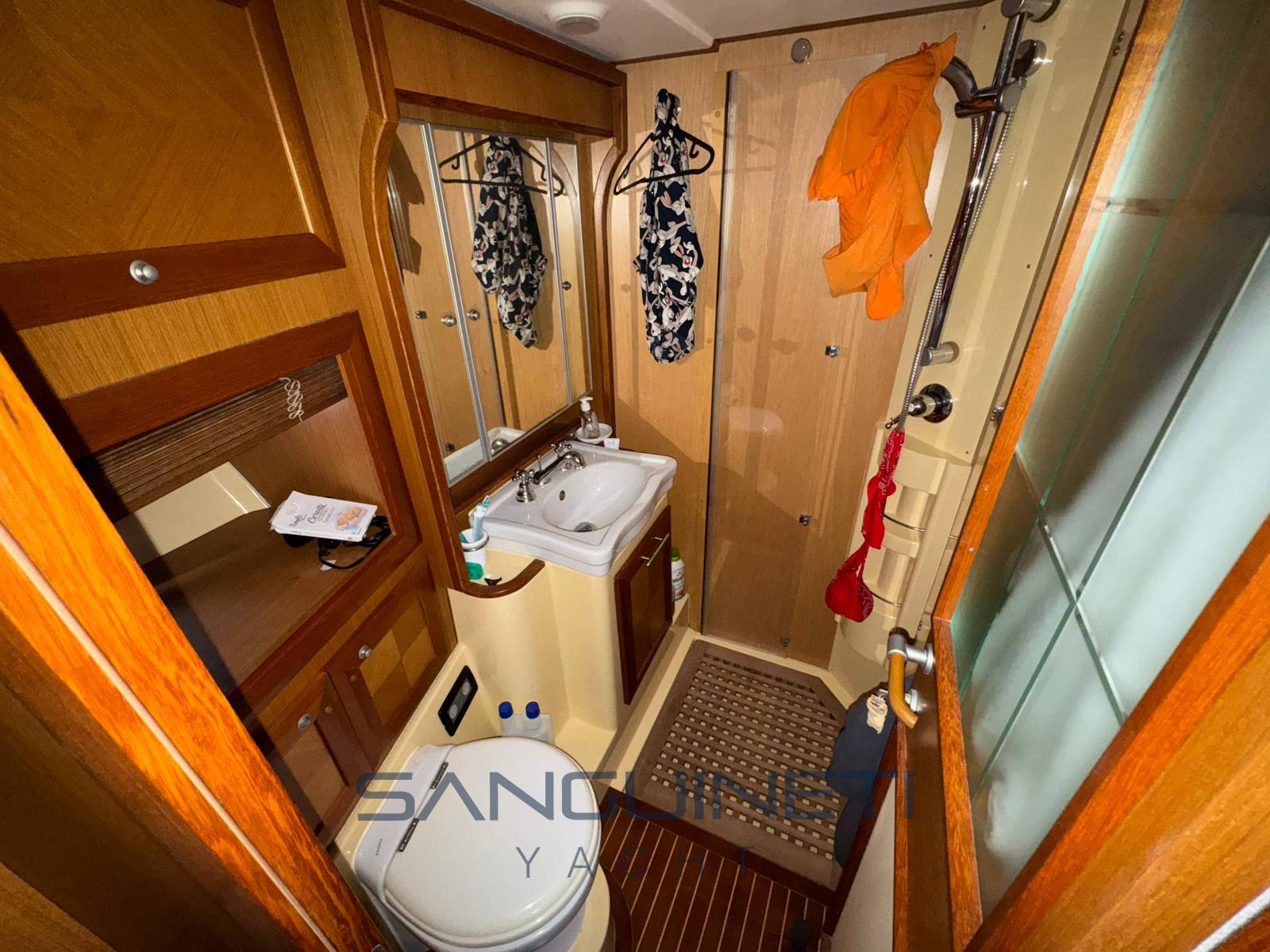 Mochi Dolphin 44 Foto