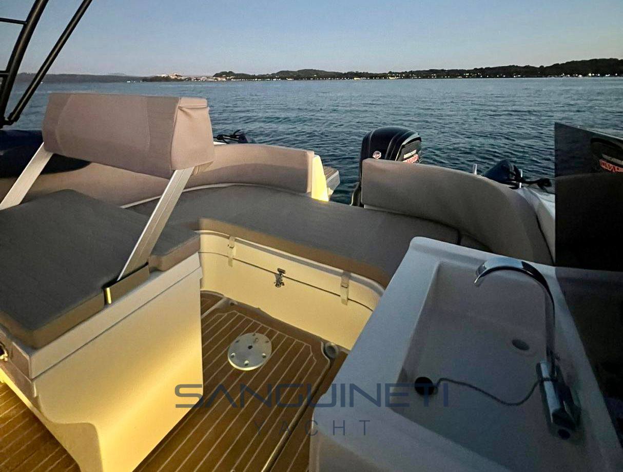 Eolo 6.9 barca a motore