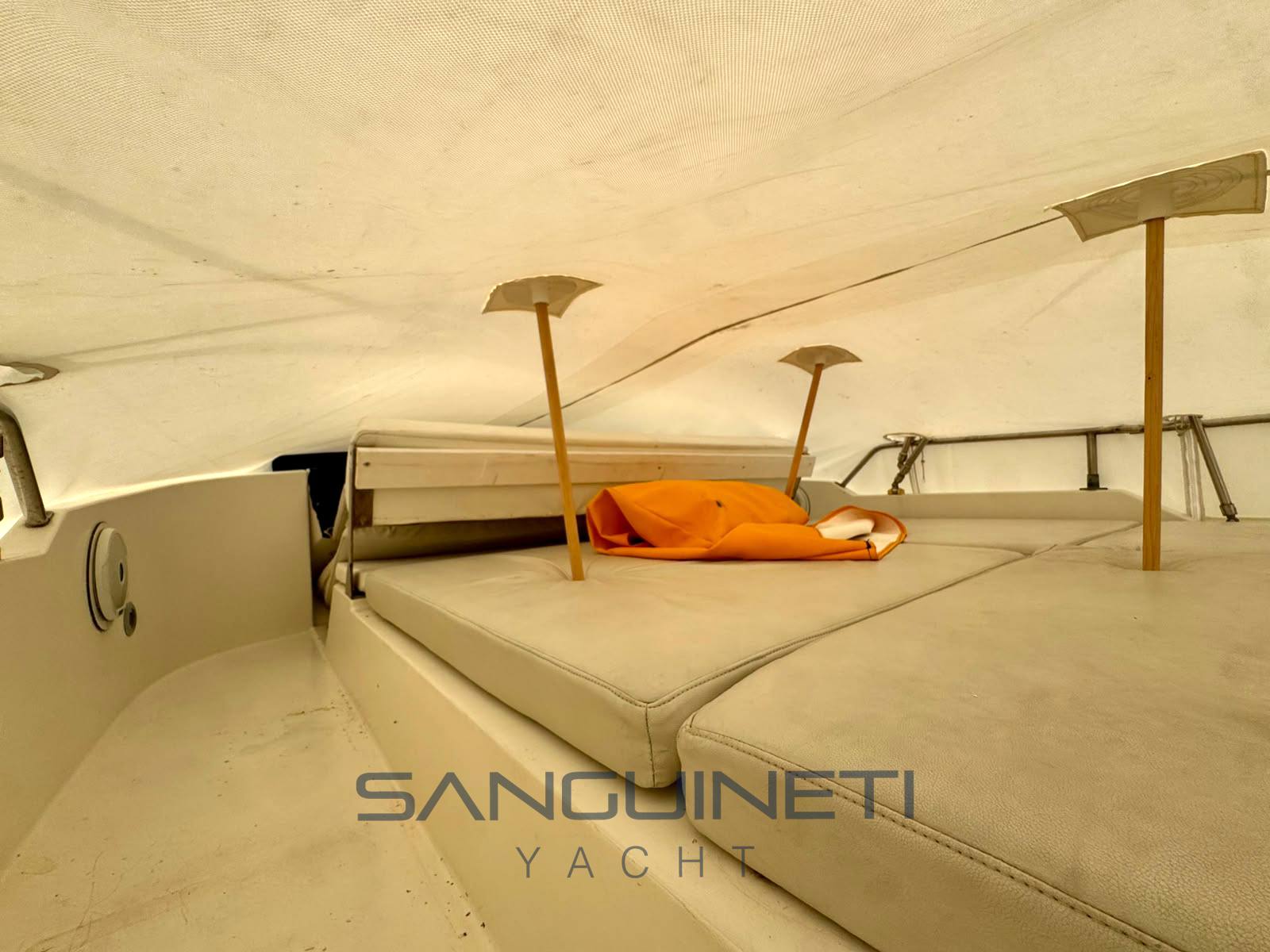 Azimut Az 35 驾驶桥楼