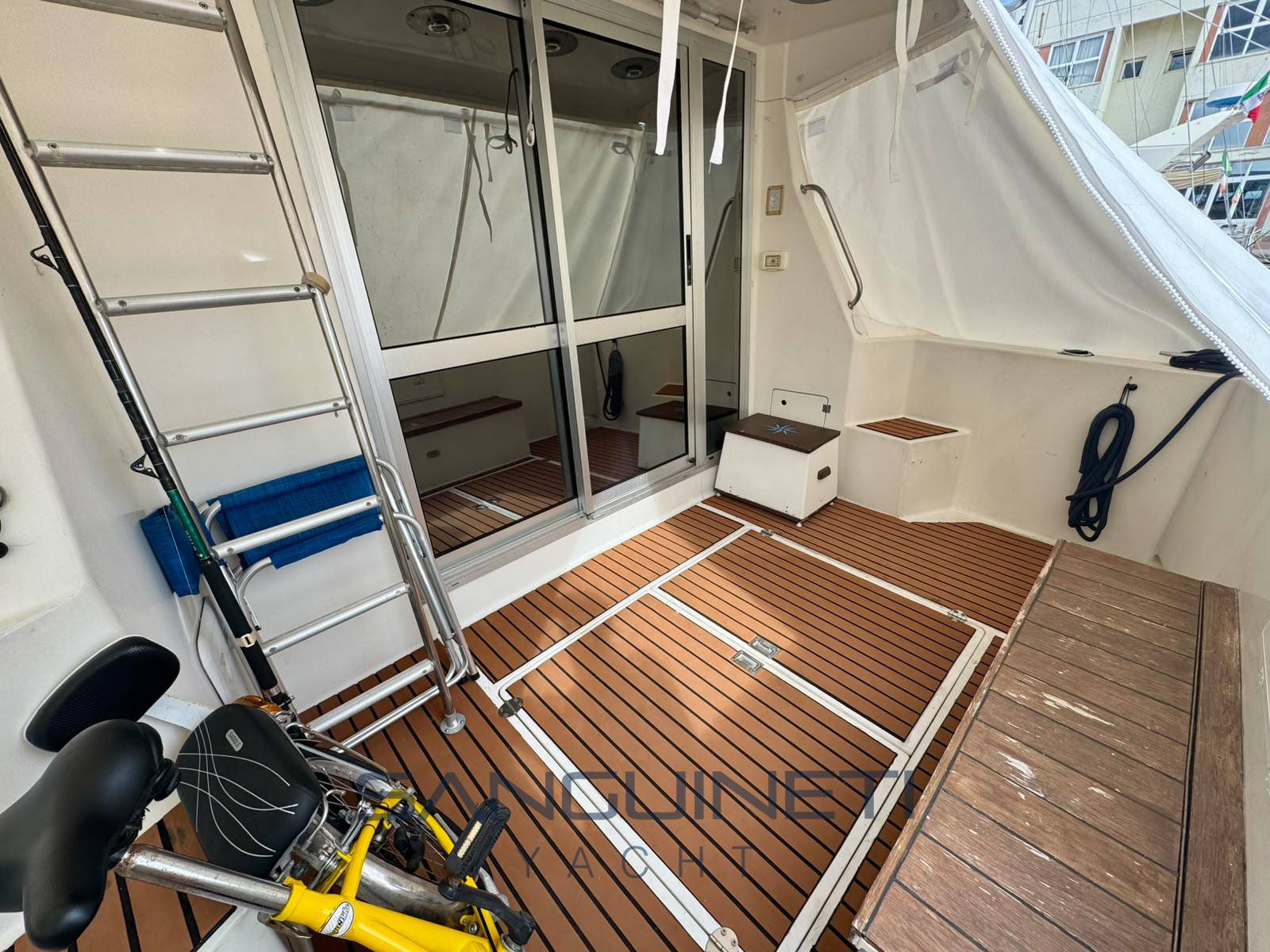 Azimut Az 35 驾驶桥楼