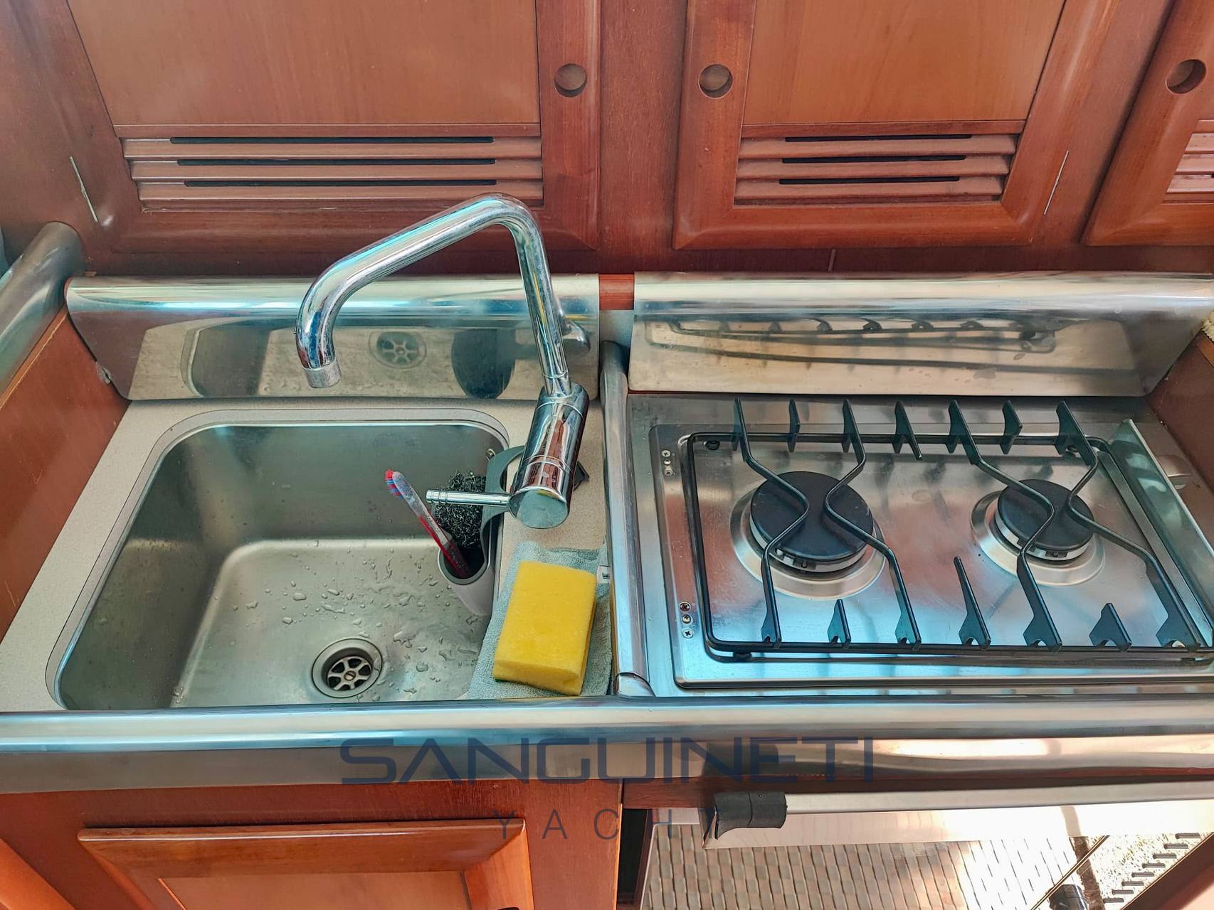 Beneteau Antares 10.80 barco a motor