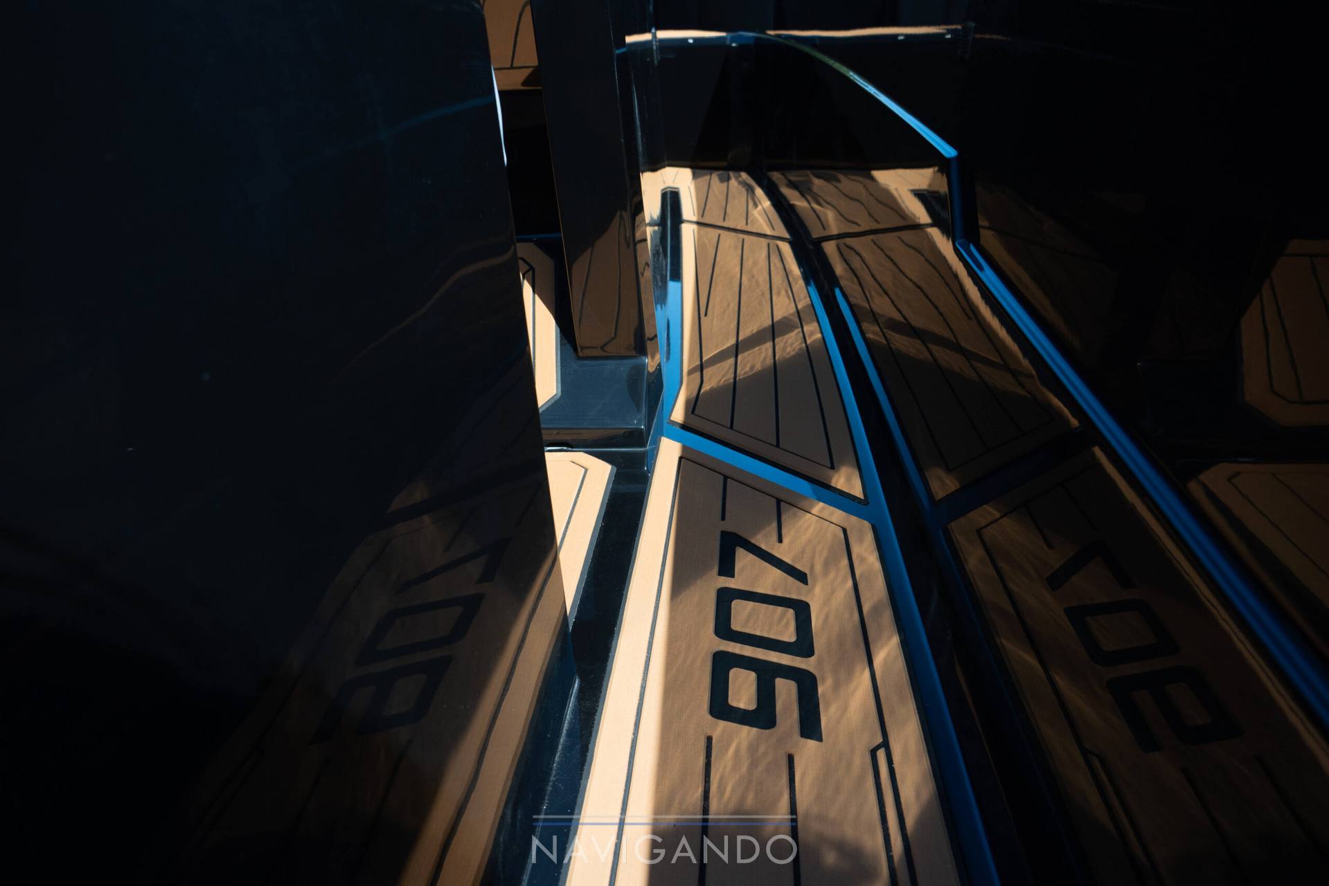 Iron boats 907 t-top