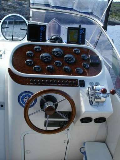 Mano marine four marine Mano marine four marine 258 cabin