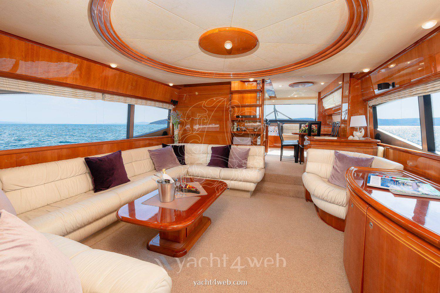 Ferretti yachts 730 Фото