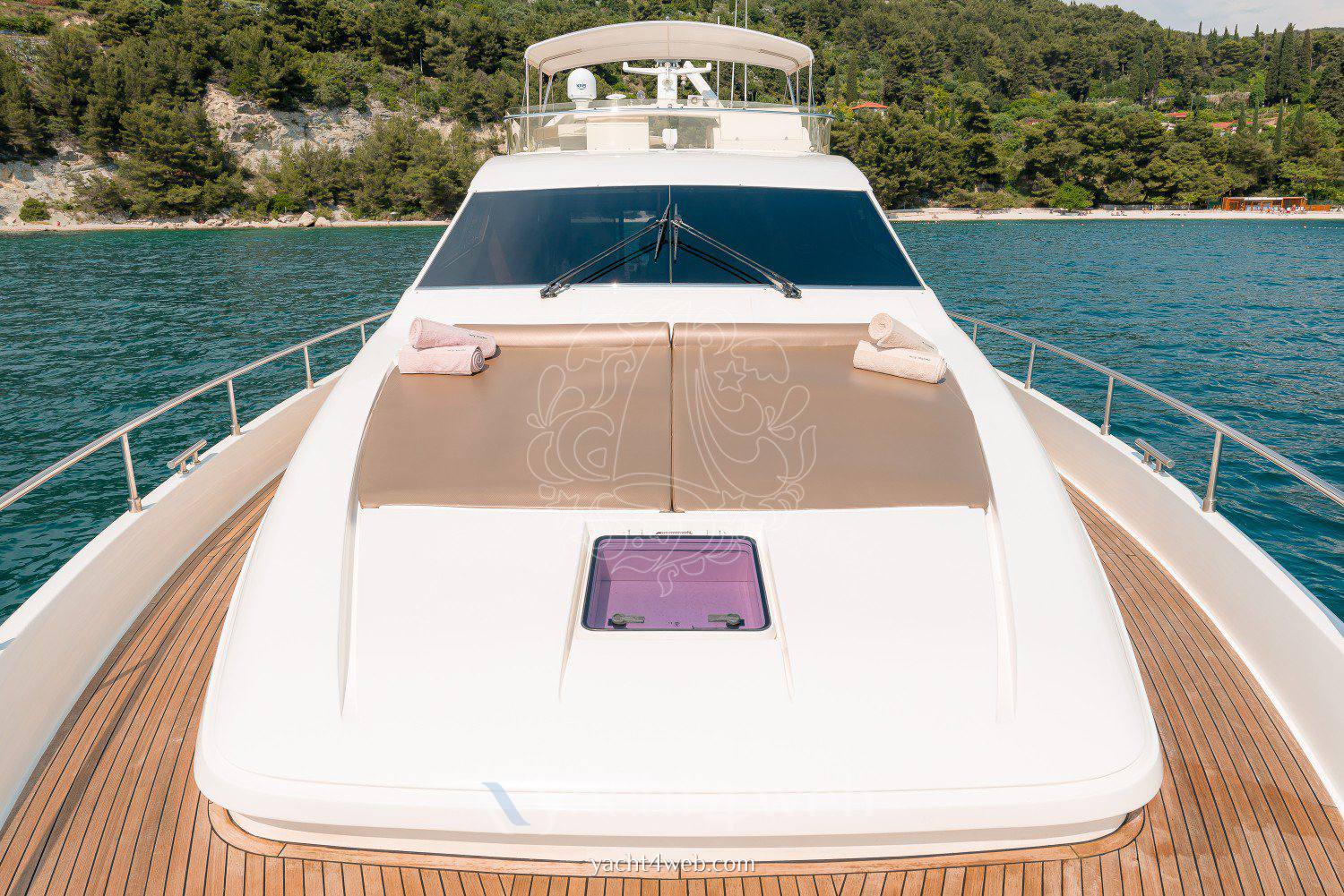 Ferretti yachts 730