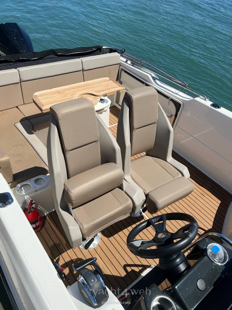 Quicksilver Activ 755 sundeck