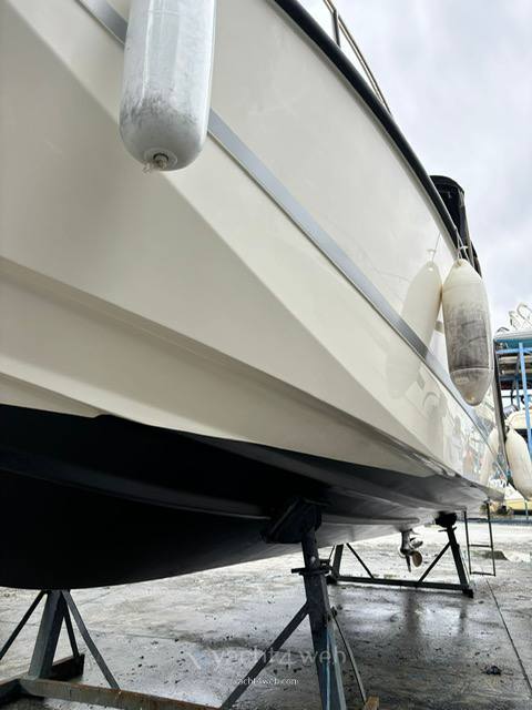 Quicksilver Activ 755 sundeck