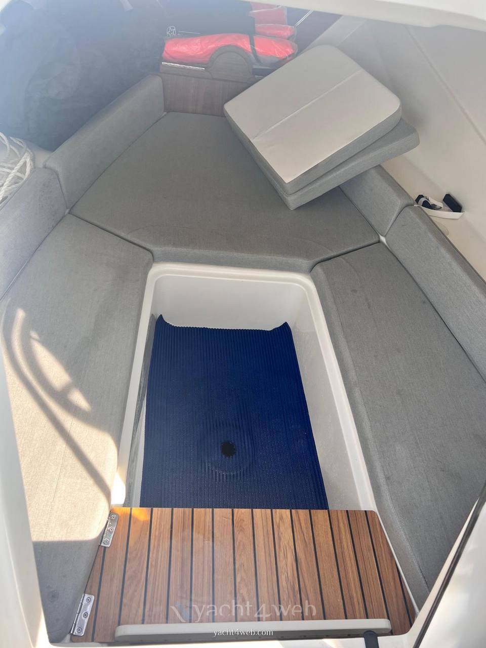 Quicksilver Activ 755 sundeck