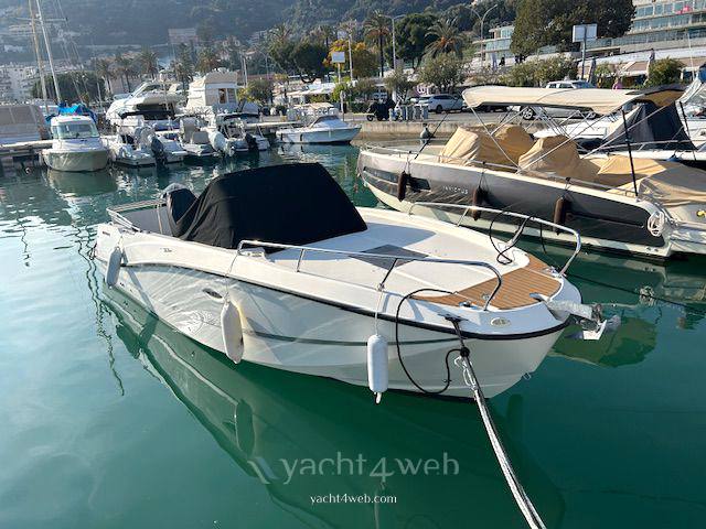 Quicksilver Activ 755 sundeck