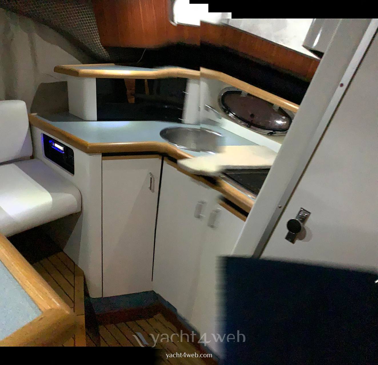 Bayliner Avanti 3055 机动船