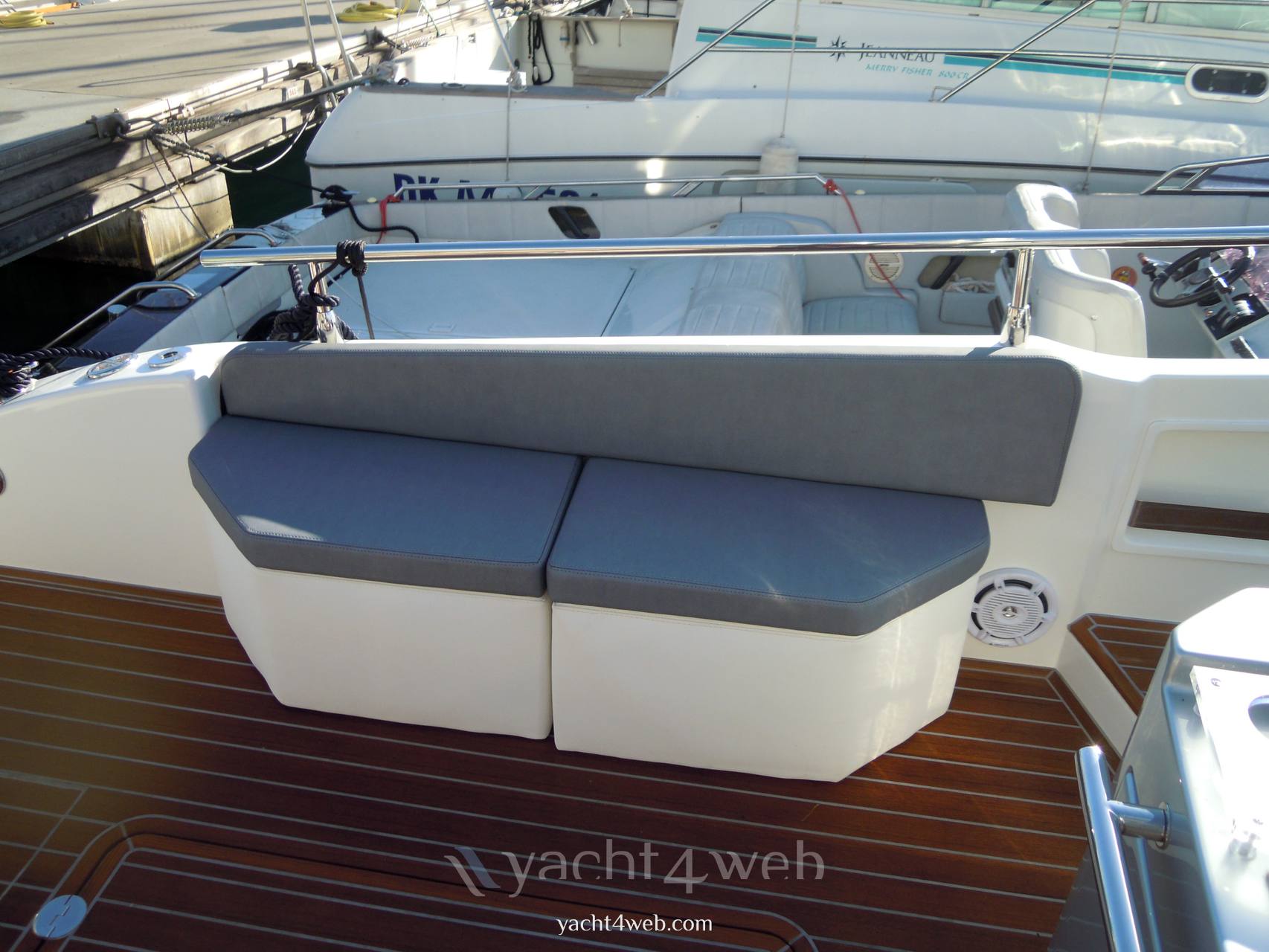 NEED YACHT 33 cabin Моторная лодка используется для продажи