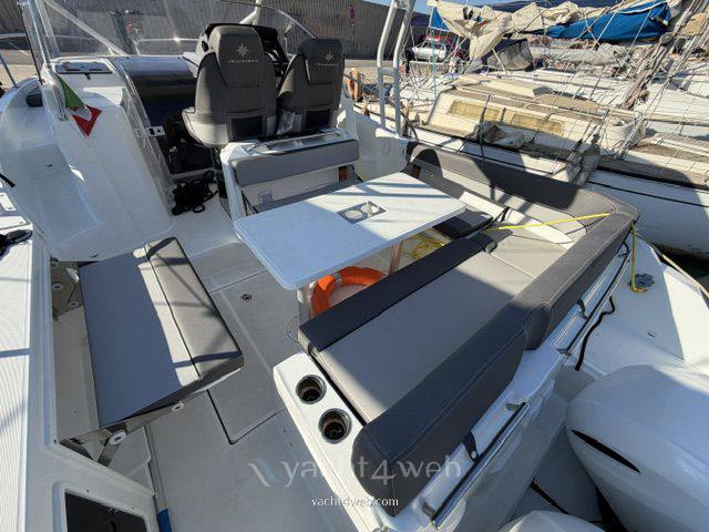 Jeanneau Cap camarat 9.0 wa Motor boat used for sale