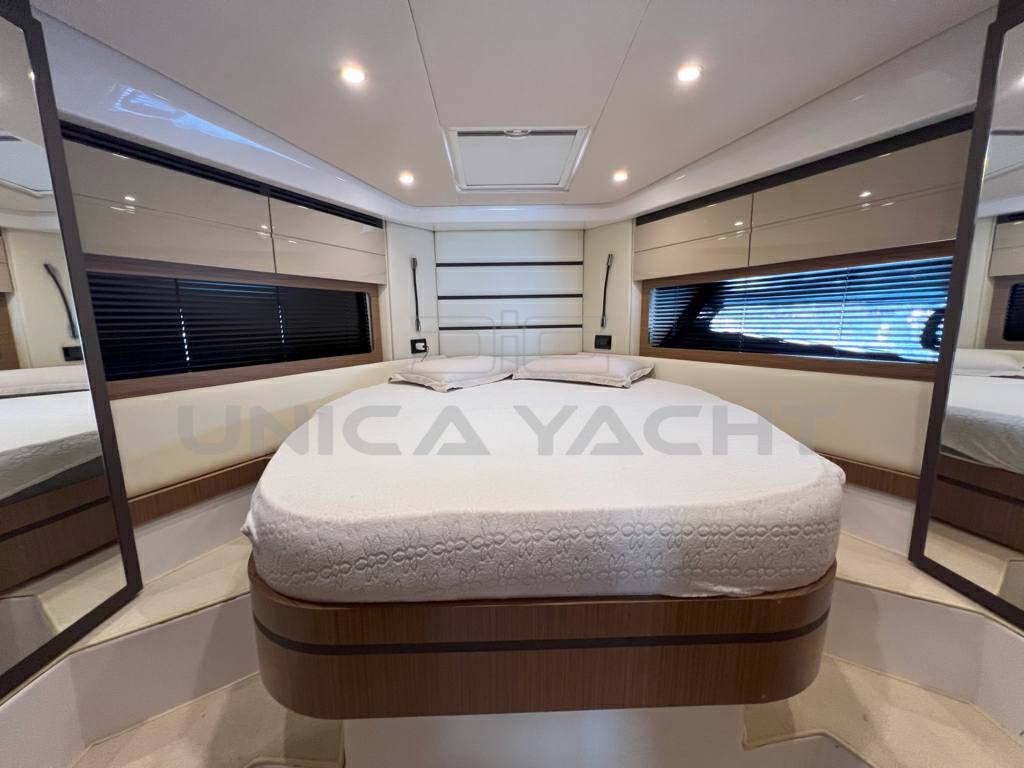 Azimut atlantis 43 hard top يستخدم