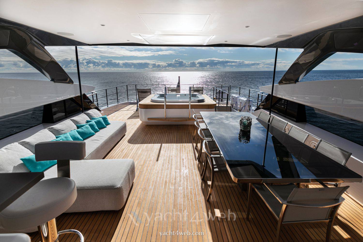 Custom line 106 Motoryacht verwendet