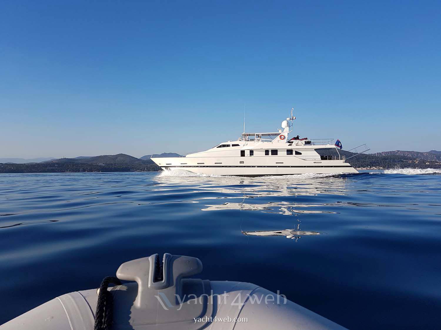 Azimut 90 barca a motore