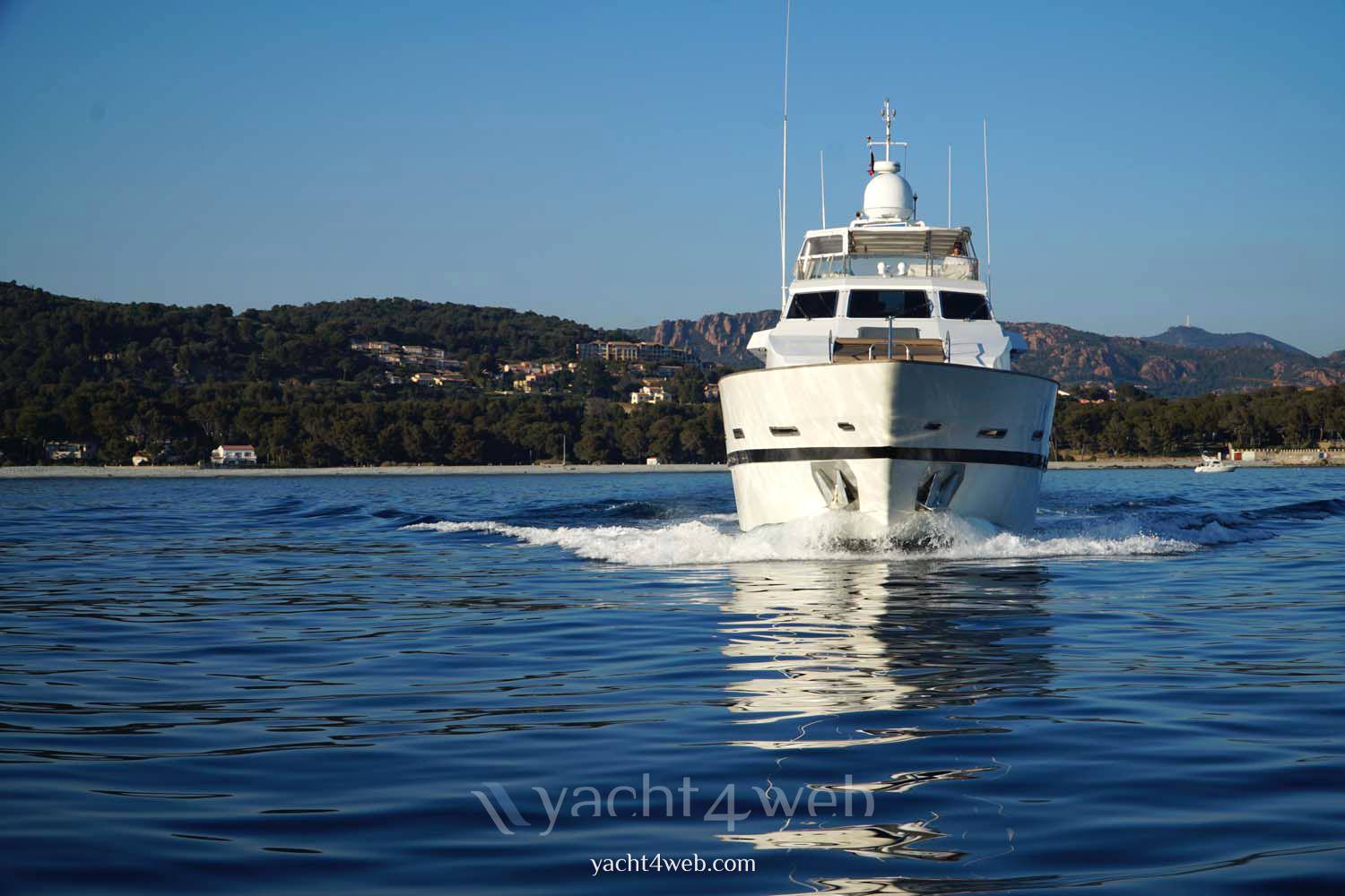 Azimut 90 Yate a motor usado