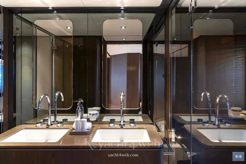 Ferretti yachts 860 usato