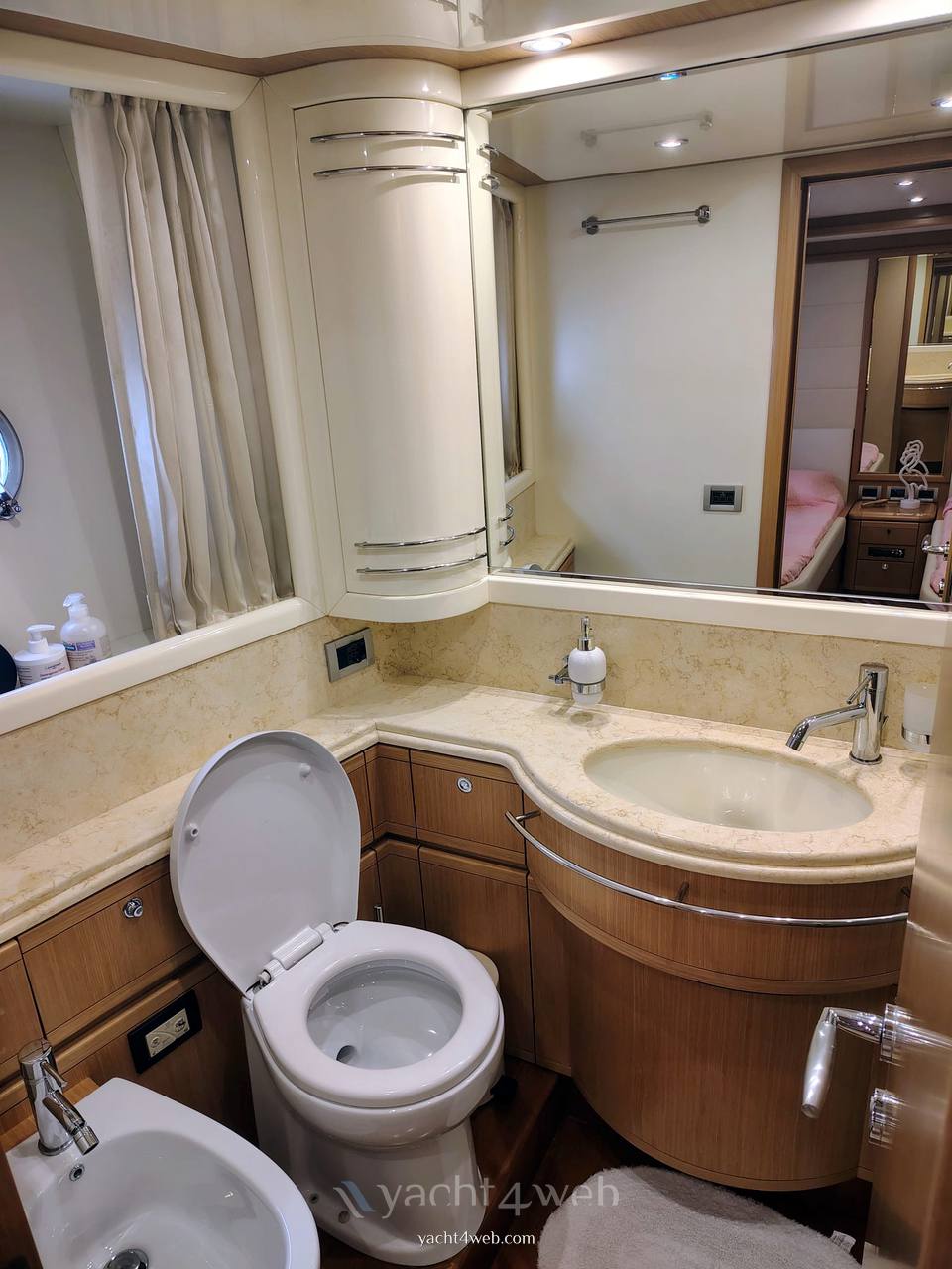 Ferretti yachts 830 fotografia