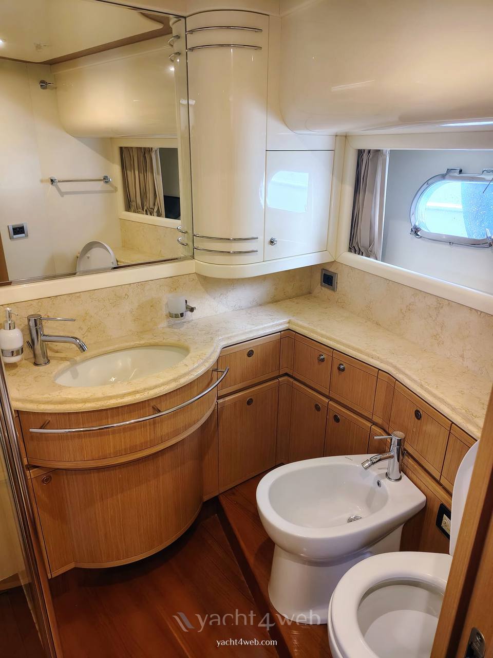 Ferretti yachts 830 