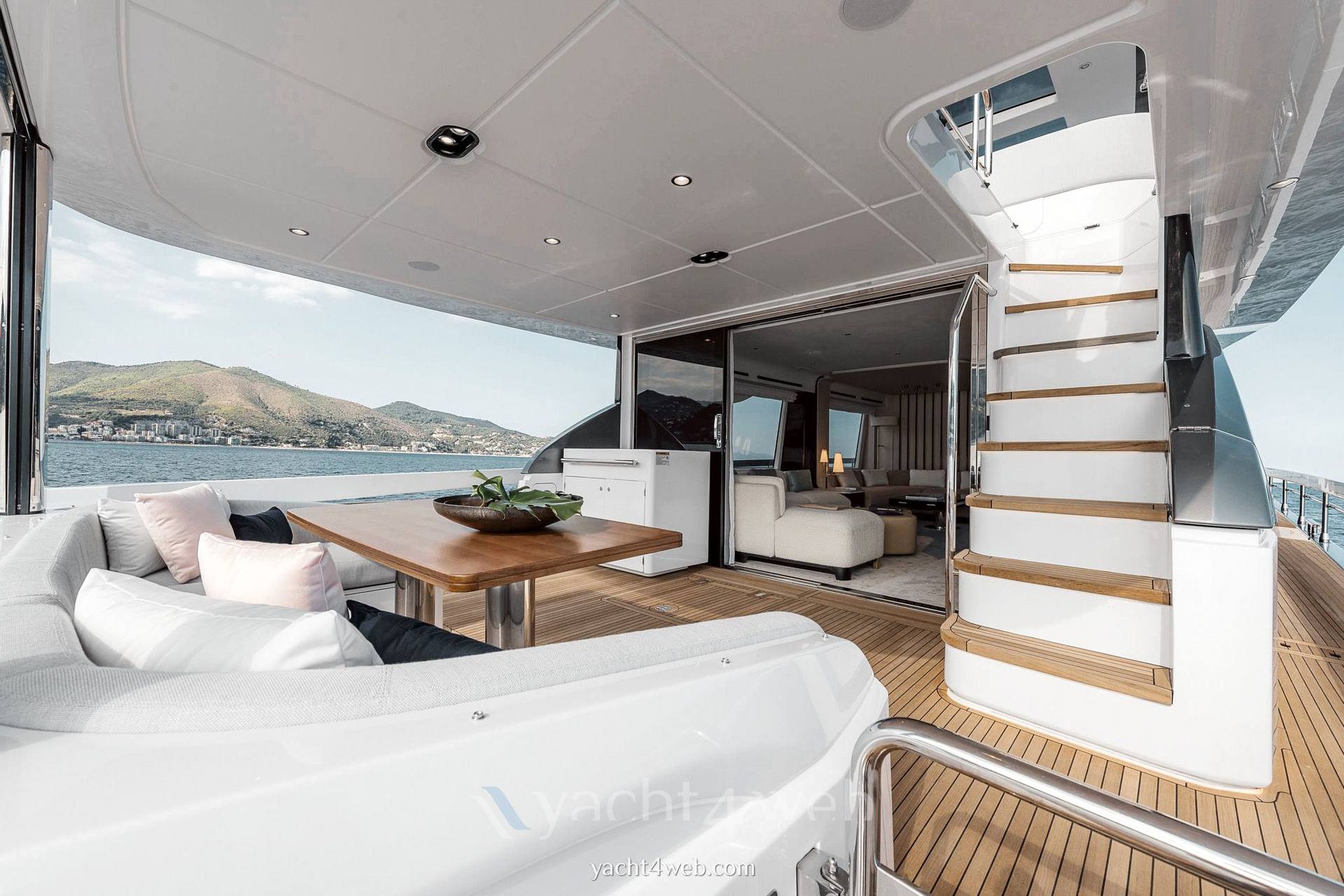 Azimut Fly 78 motor boat