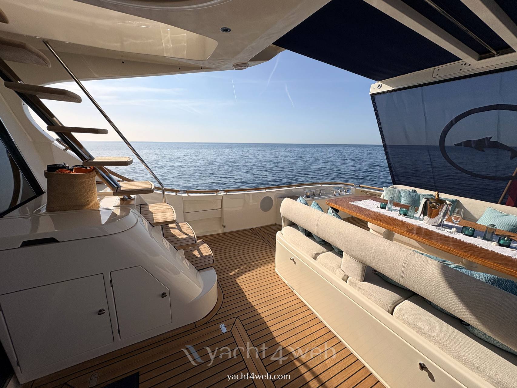 Mochi craft Dolphin 74 Yacht à moteur