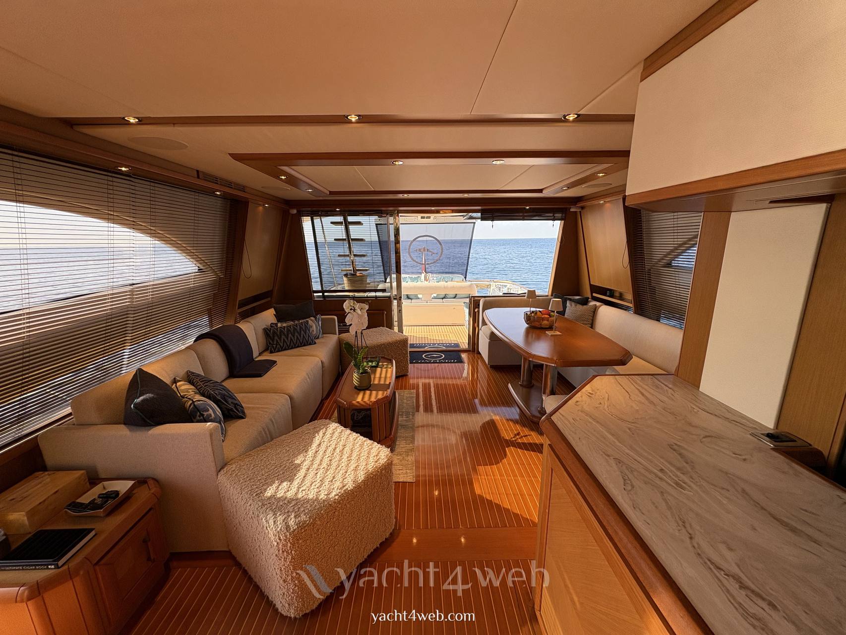 Mochi craft Dolphin 74 Yacht à moteur