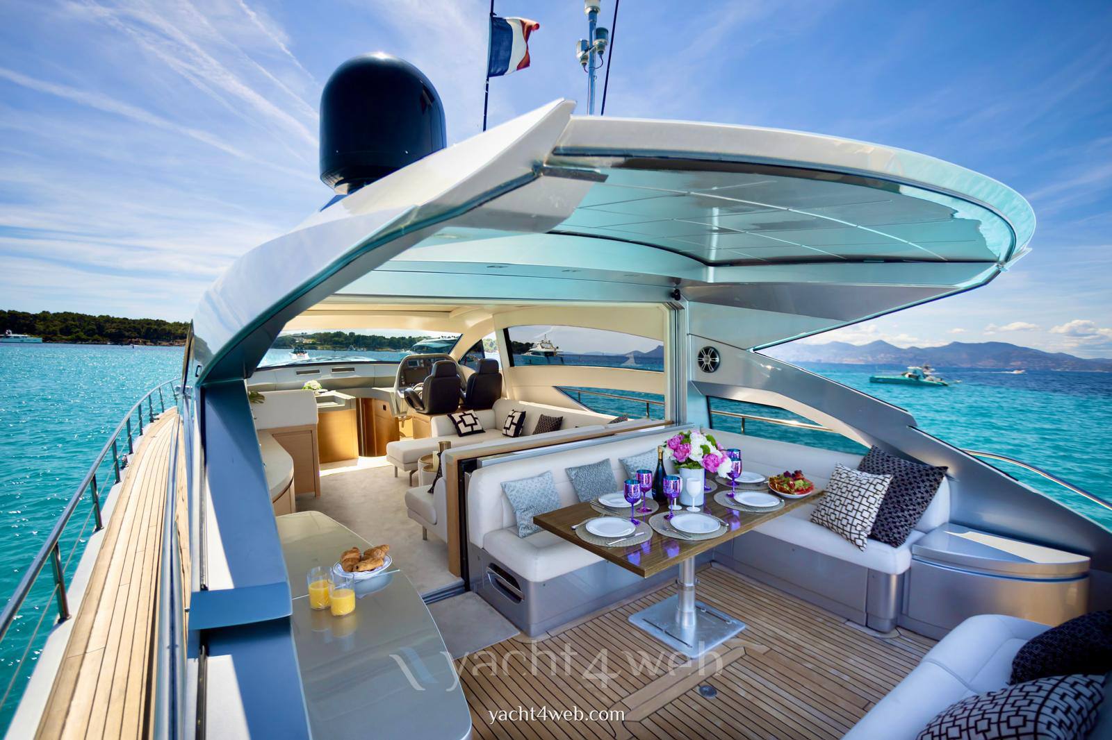 Pershing 64 0