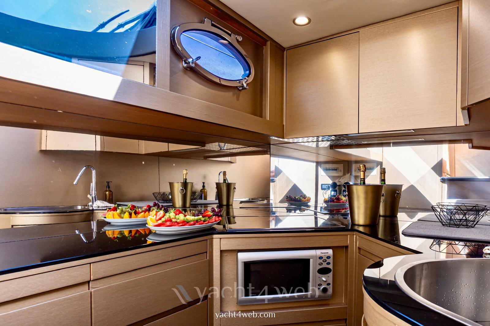 Pershing 64 