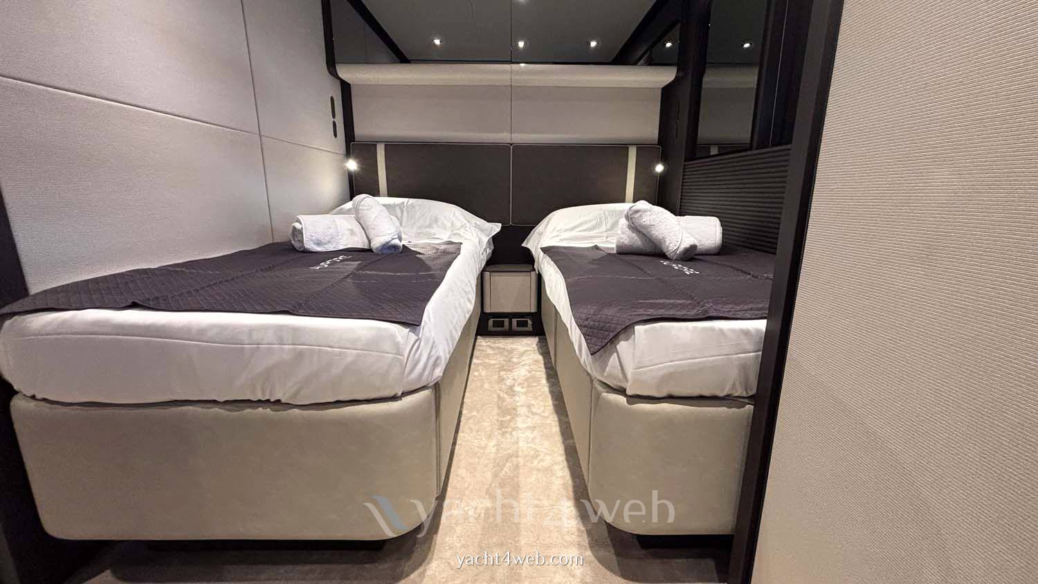 Ferretti yachts 800 Foto