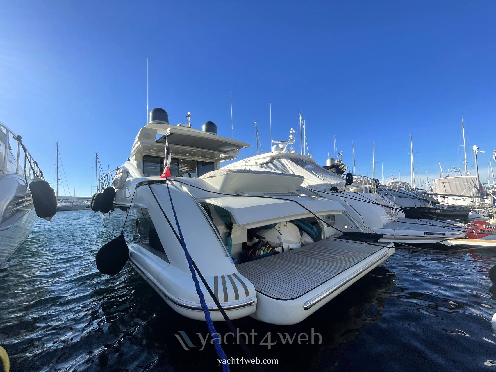 Azimut 68s