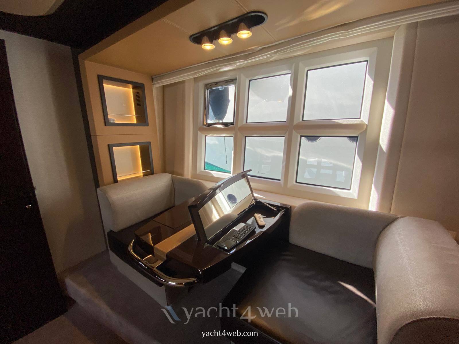 Azimut 77s