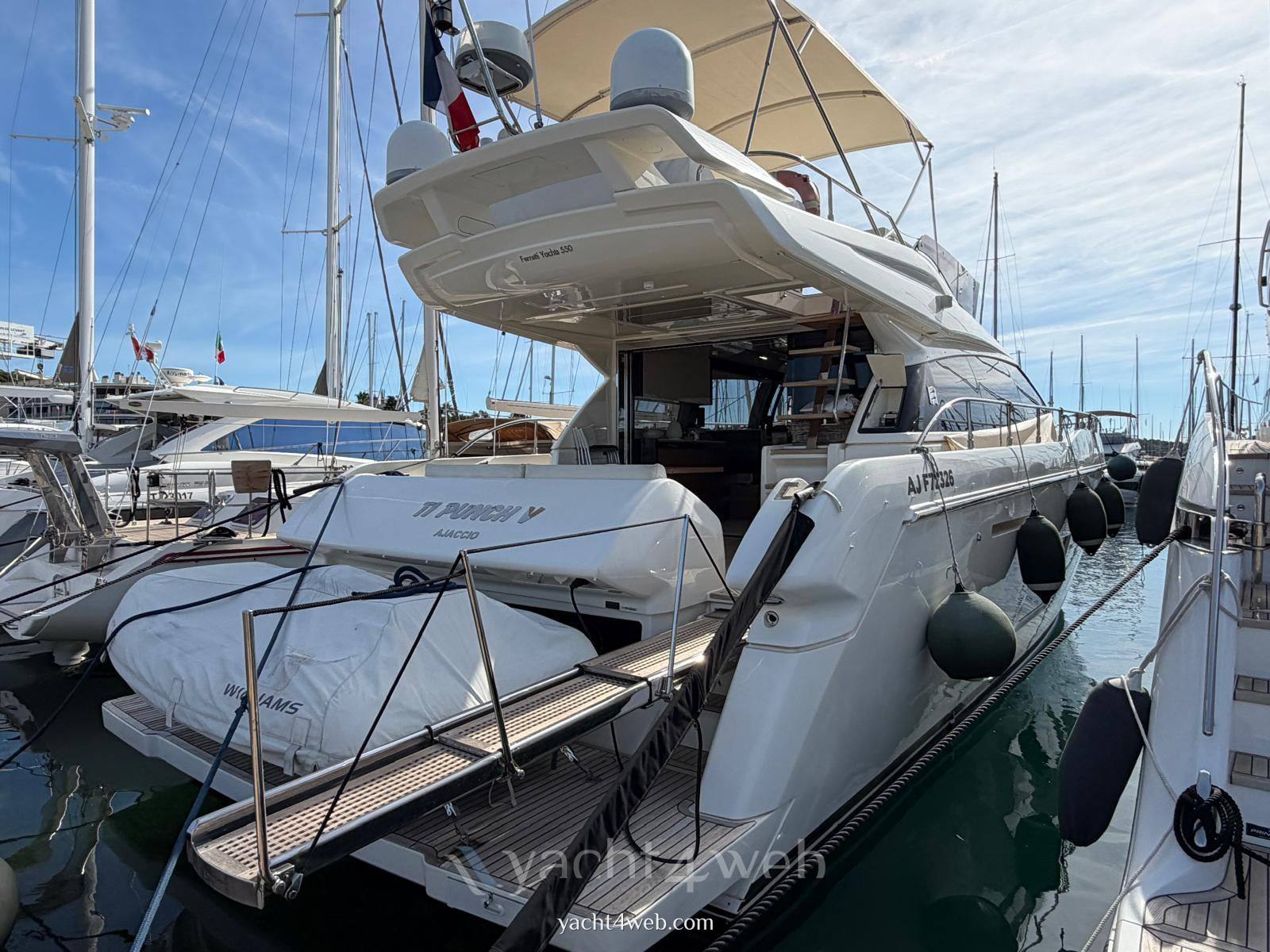 Ferretti yachts 550