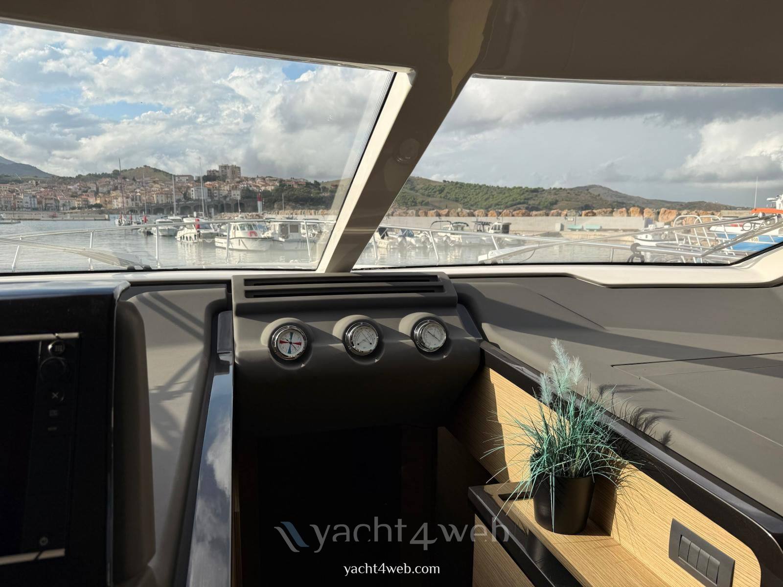 Ferretti yachts 550
