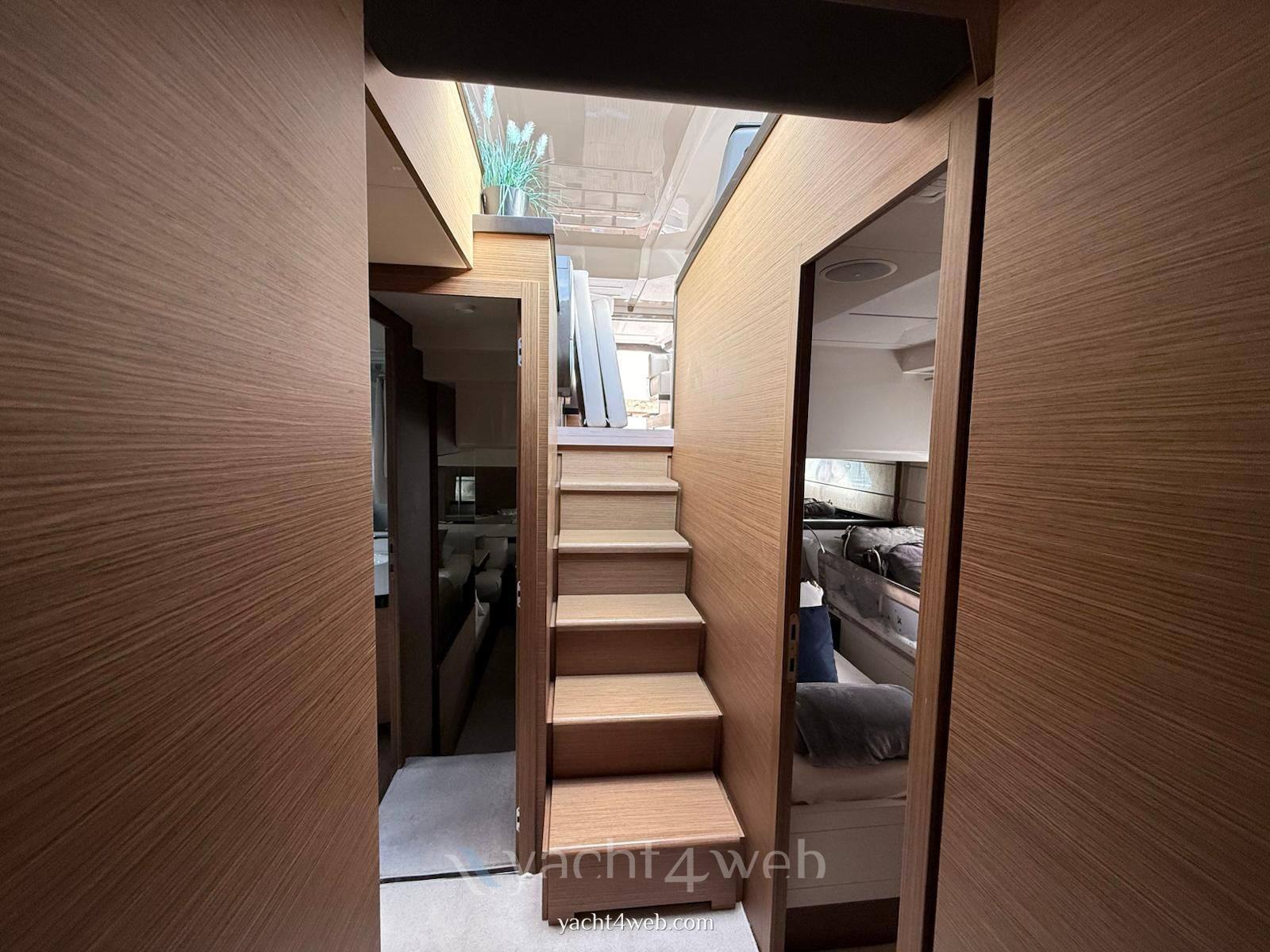 Ferretti yachts 550