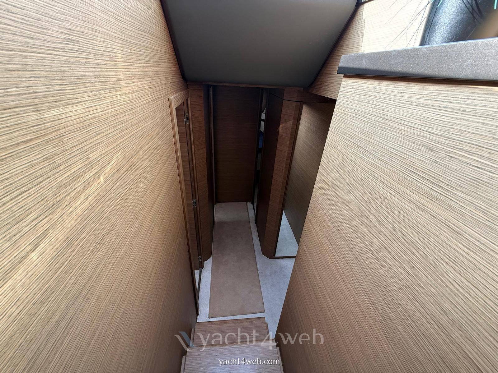 Ferretti yachts 550
