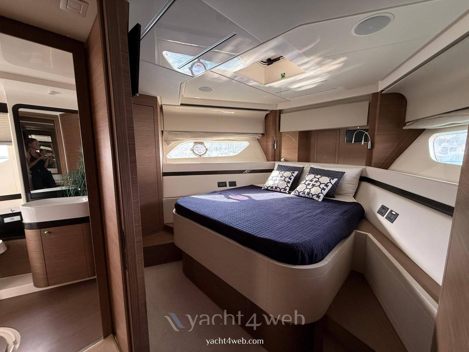 Ferretti yachts 550
