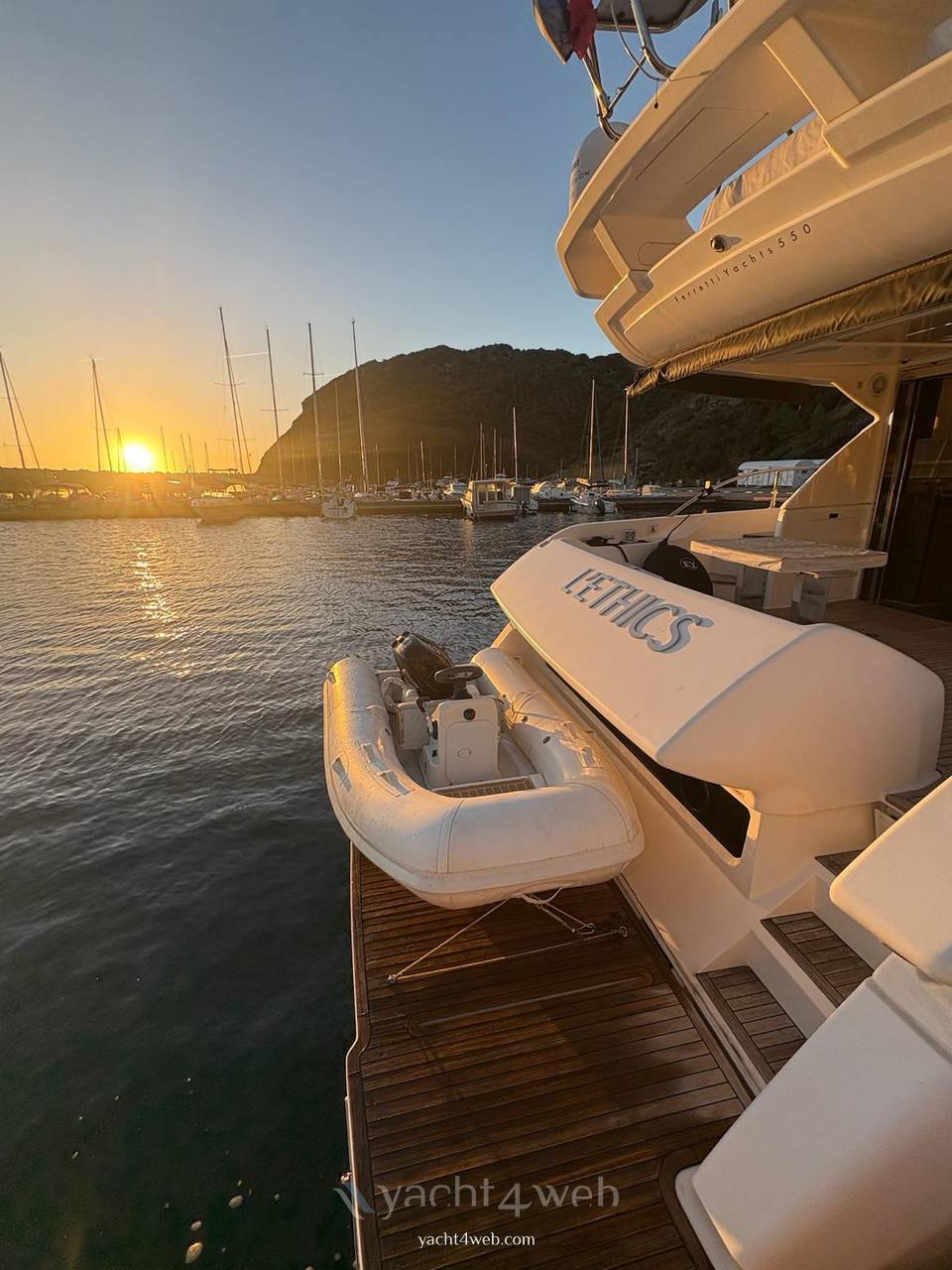 Ferretti yachts 550