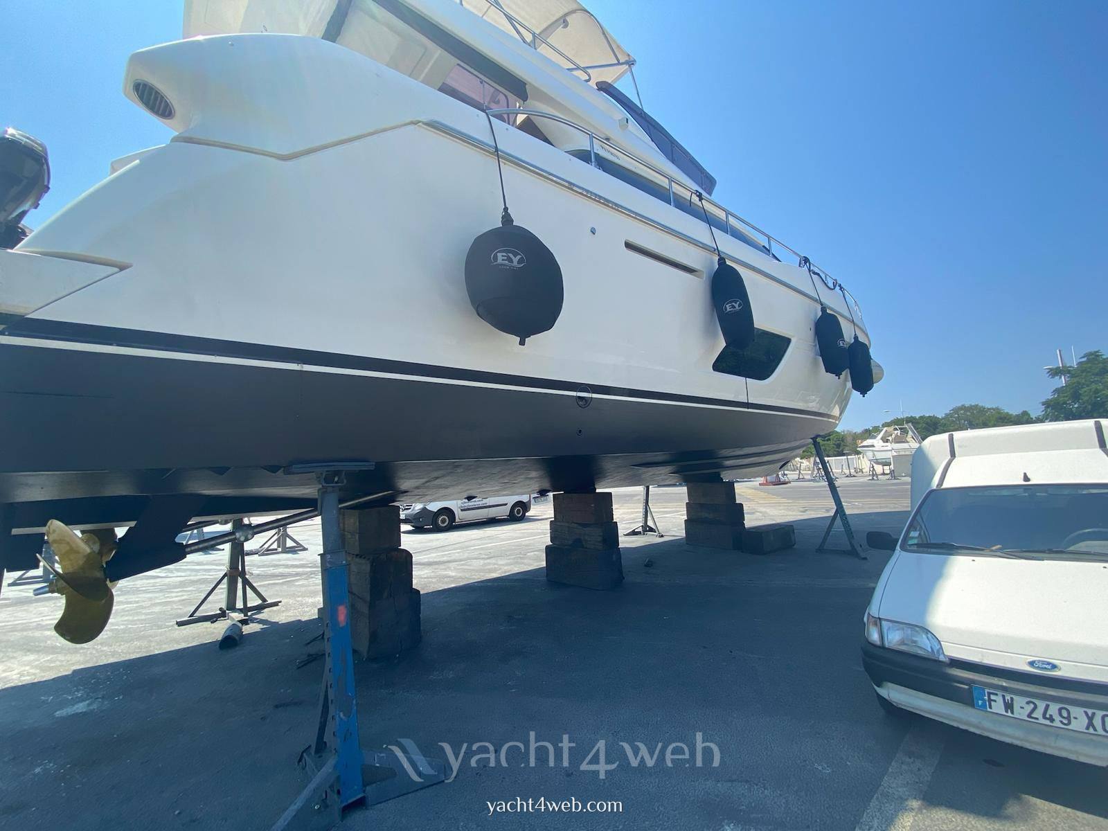 Ferretti yachts 550