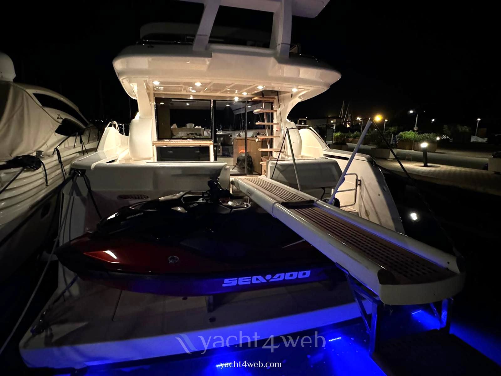 Ferretti yachts 570