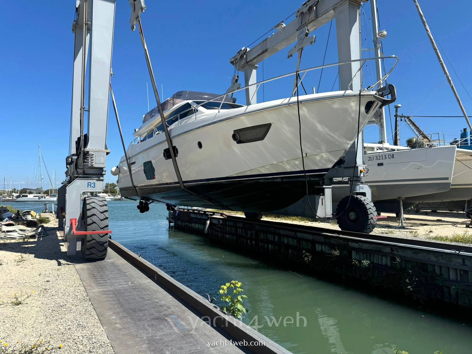 Ferretti yachts 570