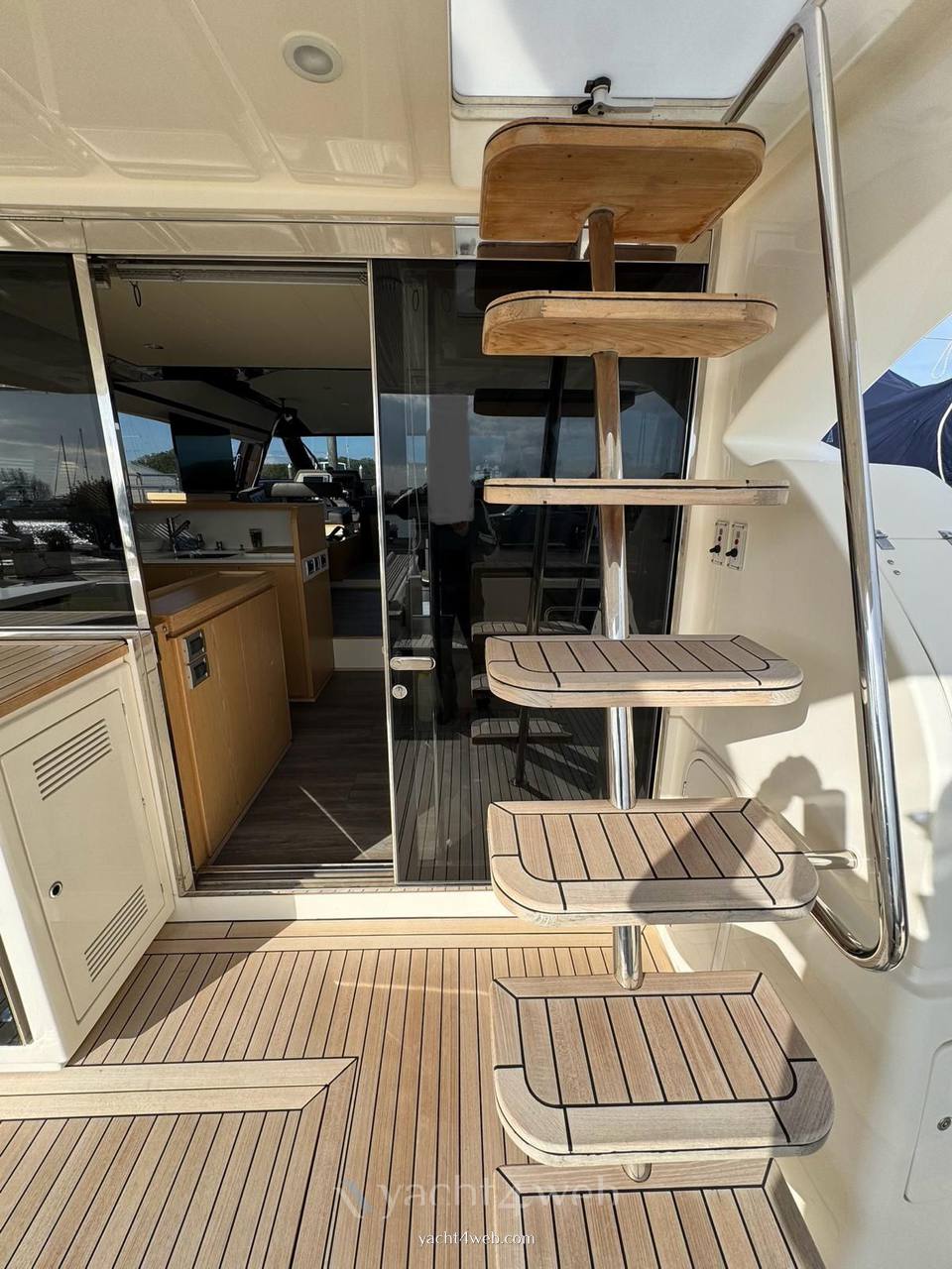 Ferretti yachts 570